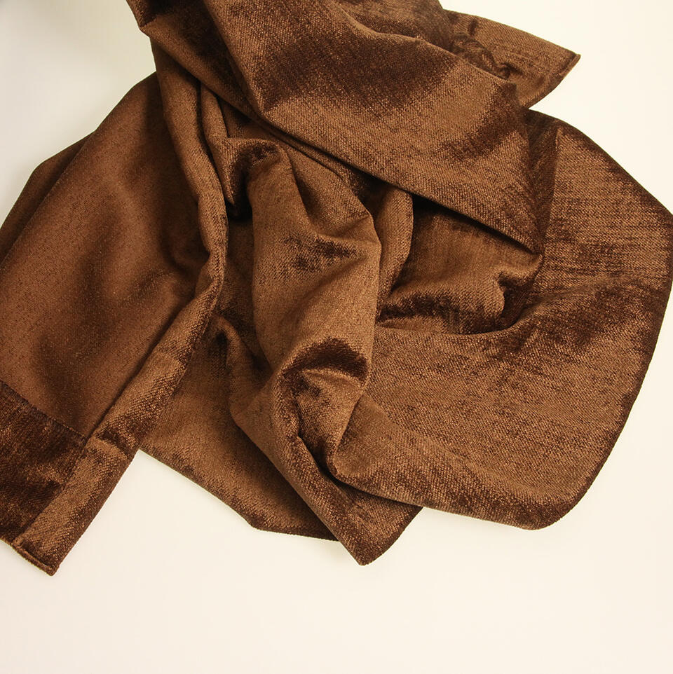 Lastres is een elegant overgordijn met een soepele valling. De chenille garens maken de stof zacht en hebben een mooie glans