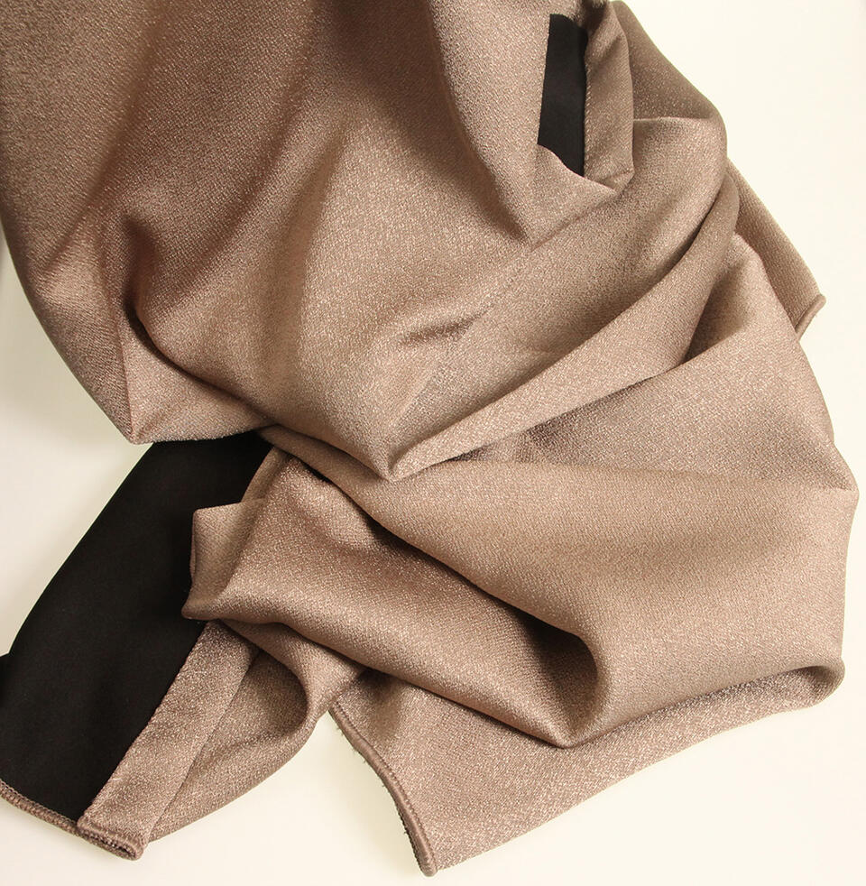 Granada is een mooie soepel vallende dim-out overgordijnstof met een subtiele glans