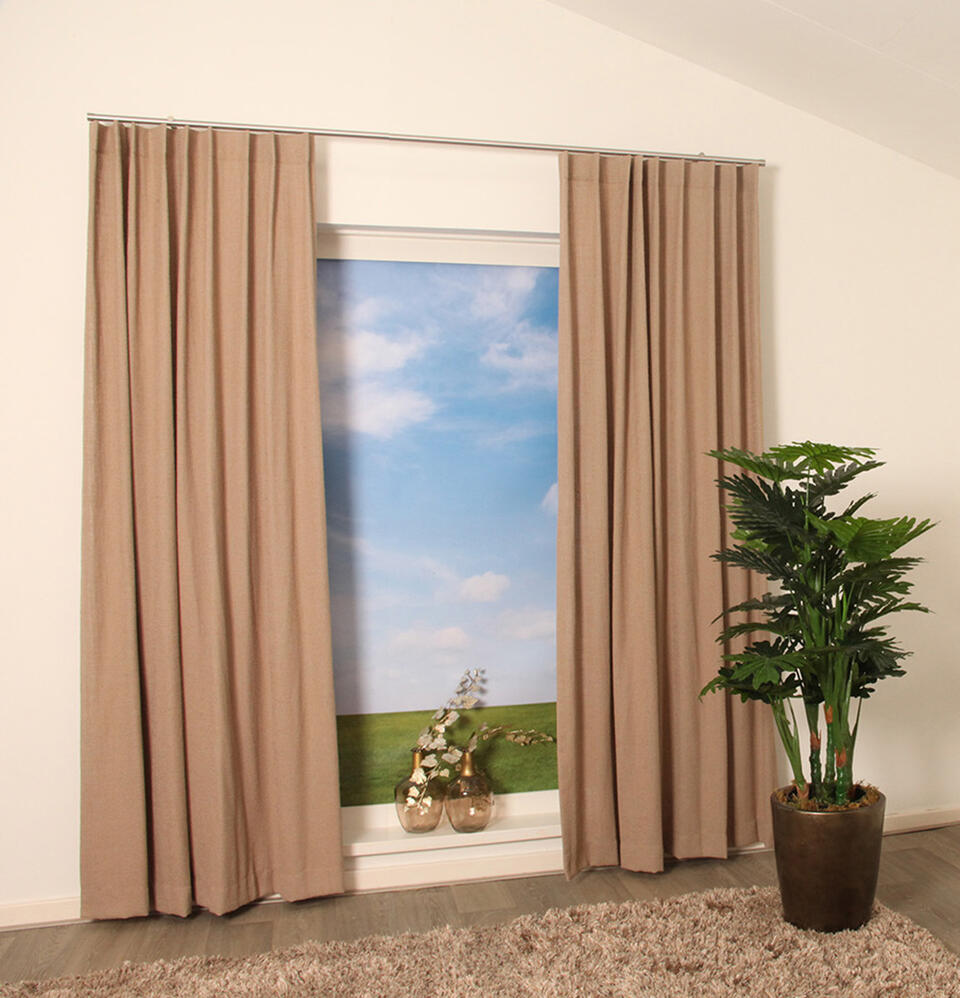 Met overgordijn Oppagne, die een subtiele bouclé effect heeft, creëer je een warme sfeer in huis